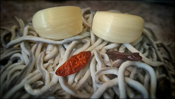 Ajo, guindillas y gulas