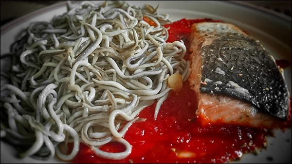 Salmon con gulas y salsa