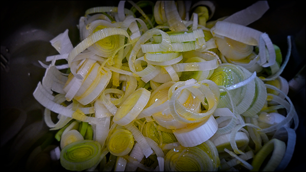 El apio limpio y cortado para elaborar el hojaldre