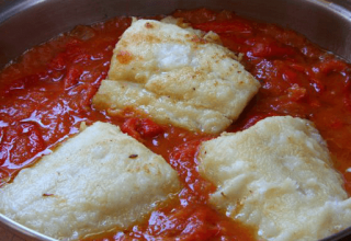 Bacalao fresco con tomate al horno