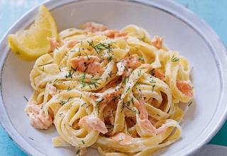 Salmón fresco con pasta cremosa