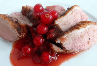 Magret de pato con salsa de arándanos