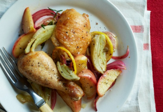 Pollo al horno con manzana y cebolla roja