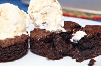 Brownie con helado de vainilla