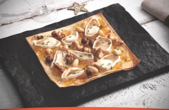 Pizza de queso de cabra, frutos secos y miel grande